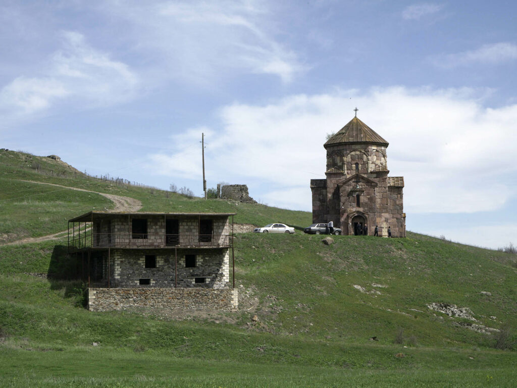 Verlassene Häuser und Kirche bei Voskepar. Foto: © Frank Gaudlitz